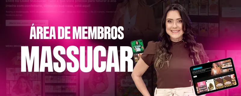 Banner Área de Membros Massucar: a confeiteira ao lado de celular e tablet exibindo as aulas do Clube Massucar